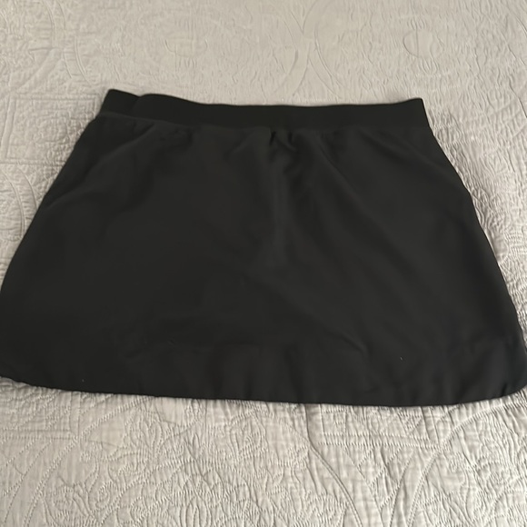 Black large skort elastic waist band two side pockets. - Picture 3 of 7